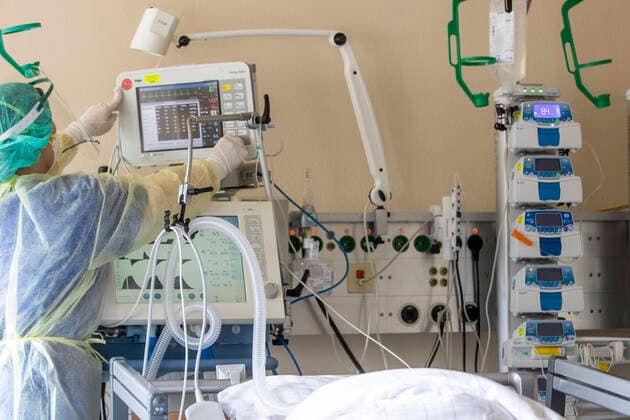 06.05.2021 , DU Duisburg , Intensivstation - Reportage im Johanniter Krankenhaus am Kreuzacker 1-7 in Rheinhausen. Blick in das Patientenzimmer einer Intensivpatientin auf der Coronastation , die Mitarbeiterin Pflegerin Luana Gerardi versorgt die im Koma liegende Frau. *** 06 05 2021 , DU Duisburg , Intensive Care Unit Reportage in the Johanniter Hospital at Kreuzacker 1 7 in Rheinhausen View into the patient room of an intensive care patient on the corona ward , the staff nurse Luana Gerardi takes care of the comatose woman