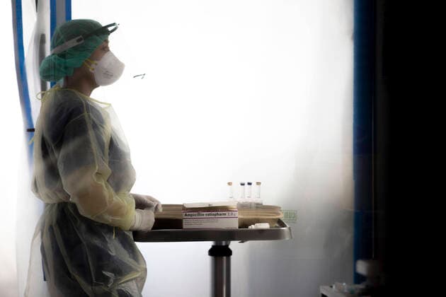 06.05.2021 , DU Duisburg , Intensivstation - Reportage im Johanniter Krankenhaus am Kreuzacker 1-7 in Rheinhausen. Isolationsstation , eine Mitarbeiterin beobachtet die Monitore in einem Patientenzimmer. *** 06 05 2021 , DU Duisburg , Intensive Care Unit Reportage in the Johanniter Hospital at Kreuzacker 1 7 in Rheinhausen Isolation Ward , a staff member observes the monitors in a patient room