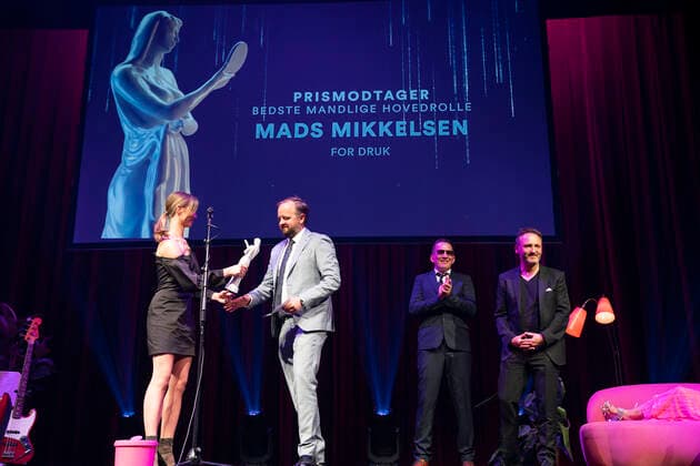 Magnus Millang modtager Bodil for bedste mandlige hovedrolle paa vegne af Mads Mikkelsen. Uddeling af Bodilprisen 2021 i Folketeatret i Koebenhavn, loerdag den 8. maj 2021.. , Copenhagen Denmark