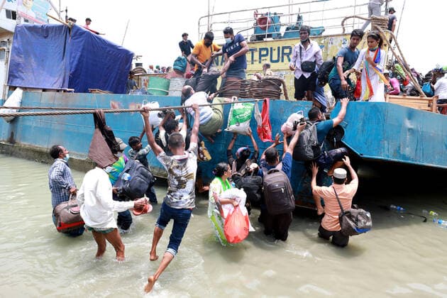 May 8, 2021, Dhaka, Dhaka, Bangladesh: People leave the capital city to their homes as Bangladesh s authorities imposes lockdown amid the Covid-19 coronavirus spread in Dhaka, Bangladesh Dhaka Bangladesh - ZUMAr338 20210508_zip_r338_024 Copyright: xHarun-Or-Rashidx