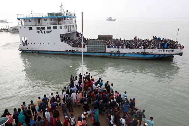 News Bilder des Tages May 8. 2021, Dhaka, Bangladesh: Amid a mad rush of holidaymakers, ferry services on busy Paturia-Daulatdia and Shimulia-Banglabazar routes were suspended on Saturday morning -- leaving thousands of people stranded on both sides of Padma River. The sudden suspension caused immense sufferings to people on their way to their village homes ahead of the Eid-ul-Fitr holidays, violating government directives against inter-district travel. Dhaka Bangladesh  - ZUMAkers 20210508_mda_r336_077 Copyright: xHabiburxRahmanx