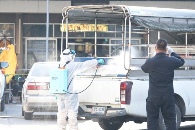 Thailand: Convoy of COVID-19 patients to hospital Thailand - May 8, 2021 Wat Saphan employees spray disinfectant in a pickup truck that picks up people infected with Coronavirus (COVID-19) from Klong Toey community, Bangkok, to Wat Saphan Which is the accommodation waiting for an ambulance. Getting treated for COVID-19 disease at a public health system hospital. Thailand Copyright: TeeraxNoisakran