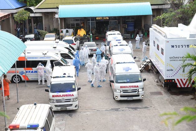 News Bilder des Tages Thailand: Convoy of COVID-19 patients to hospital An emergency operating team dressed in Personal Protective Equipment (PPE) leads a private ambulance. Support the government sector to move Covid-19 infected patients taken from Wat Saphan, Klong Toey Community. Thailand Copyright: TeeraxNoisakran