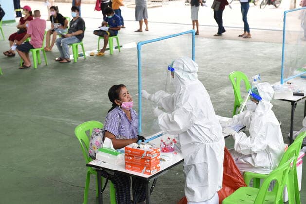 Thailand: Swab test for COVID-19 infection for the Huai Khwang community Thai Health Officers conduct swab test (RT-PCR) for (COVID-19) coronavirus to people in the Huay Kwang community area at the Huay Kwang sports ground in Bangkok during coronavirus disease pandemic. Bangkok Thailand Bangkok Copyright: TeeraxNoisakran
