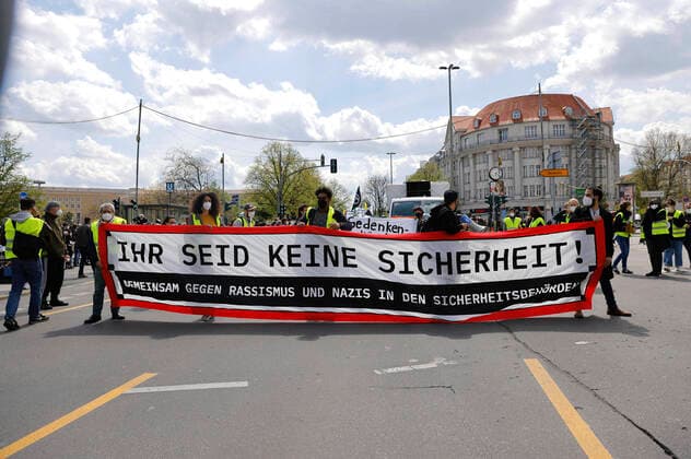 News Themen der Woche KW18 News Bilder des Tages Mehrere tausend Menschen haben in Kreuzberg und Neukölln unter dem Motto Ihr seid keine Sicherheit gegen Rassismus und Gewaltübergriffe durch Polizisten demonstriert. Der Protest war Teil eines bundesweiten Aktionstages, an dem in insgesamt 14 deutschen Städten Menschen aus antirassistischen Motiven auf die Straße gingen.(Quelle:tagesspiegel.de). Berlin, 08.05.2021