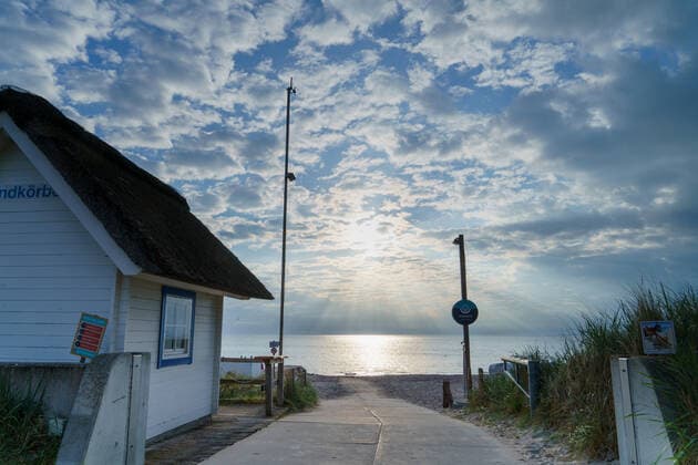 Morgendliche Strandszene in Scharbeutz - Der Tourismus in der Modellregion Lübecker Bucht, die sich aus der Stadt Neustadt in Holstein mit Pelzerhaken und Rettin, der Gemeinde Sierksdorf, der Gemeinde Scharbeutz mit Haffkrug sowie der Gemeinde Timmendorfer Strand mit Niendorf zusammensetzt hat mit dem Neustart am 08. Mai 2021 wieder begonnen;Morgendliche Strandszene in Scharbeutz - Der Tourismus in der Modellregion Lübecker Bucht, die sich aus der Stadt Neustadt in Holstein mit Pelzerhaken und Rettin, der Gemeinde Sierksdorf, der Gemeinde Scharbeutz mit Haffkrug sowie der Gemeinde Timmendor, Scharbeutz Schleswig-Holstein Deutschland Strand