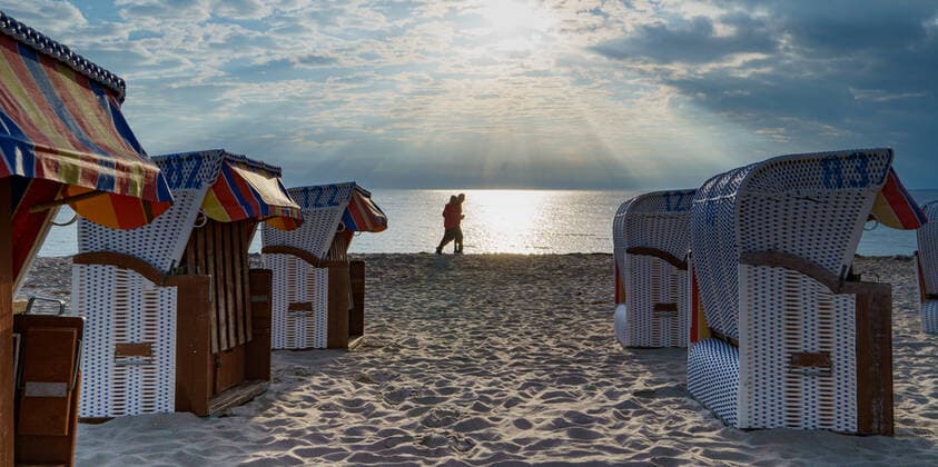 Morgendliche Strandszene in Scharbeutz - Der Tourismus in der Modellregion Lübecker Bucht, die sich aus der Stadt Neustadt in Holstein mit Pelzerhaken und Rettin, der Gemeinde Sierksdorf, der Gemeinde Scharbeutz mit Haffkrug sowie der Gemeinde Timmendorfer Strand mit Niendorf zusammensetzt hat mit dem Neustart am 08. Mai 2021 wieder begonnen;Morgendliche Strandszene in Scharbeutz - Der Tourismus in der Modellregion Lübecker Bucht, die sich aus der Stadt Neustadt in Holstein mit Pelzerhaken und Rettin, der Gemeinde Sierksdorf, der Gemeinde Scharbeutz mit Haffkrug sowie der Gemeinde Timmendor, Scharbeutz Schleswig-Holstein Deutschland Strand