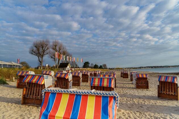 Morgendliche Strandszene in Scharbeutz - Der Tourismus in der Modellregion Lübecker Bucht, die sich aus der Stadt Neustadt in Holstein mit Pelzerhaken und Rettin, der Gemeinde Sierksdorf, der Gemeinde Scharbeutz mit Haffkrug sowie der Gemeinde Timmendorfer Strand mit Niendorf zusammensetzt hat mit dem Neustart am 08. Mai 2021 wieder begonnen;Morgendliche Strandszene in Scharbeutz - Der Tourismus in der Modellregion Lübecker Bucht, die sich aus der Stadt Neustadt in Holstein mit Pelzerhaken und Rettin, der Gemeinde Sierksdorf, der Gemeinde Scharbeutz mit Haffkrug sowie der Gemeinde Timmendor, Scharbeutz Schleswig-Holstein Deutschland Strand