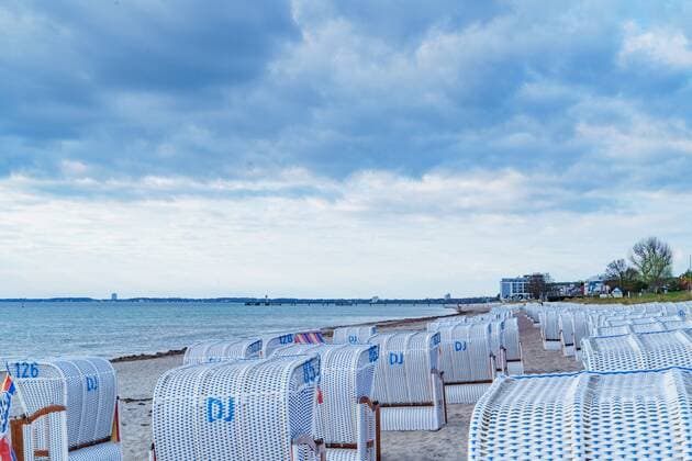 Morgendliche Strandszene in Scharbeutz - Der Tourismus in der Modellregion Lübecker Bucht, die sich aus der Stadt Neustadt in Holstein mit Pelzerhaken und Rettin, der Gemeinde Sierksdorf, der Gemeinde Scharbeutz mit Haffkrug sowie der Gemeinde Timmendorfer Strand mit Niendorf zusammensetzt hat mit dem Neustart am 08. Mai 2021 wieder begonnen;Morgendliche Strandszene in Scharbeutz - Der Tourismus in der Modellregion Lübecker Bucht, die sich aus der Stadt Neustadt in Holstein mit Pelzerhaken und Rettin, der Gemeinde Sierksdorf, der Gemeinde Scharbeutz mit Haffkrug sowie der Gemeinde Timmendor, Scharbeutz Schleswig-Holstein Deutschland Strand