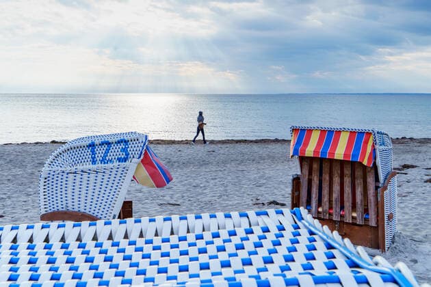 Morgendliche Strandszene in Scharbeutz - Der Tourismus in der Modellregion Lübecker Bucht, die sich aus der Stadt Neustadt in Holstein mit Pelzerhaken und Rettin, der Gemeinde Sierksdorf, der Gemeinde Scharbeutz mit Haffkrug sowie der Gemeinde Timmendorfer Strand mit Niendorf zusammensetzt hat mit dem Neustart am 08. Mai 2021 wieder begonnen;Morgendliche Strandszene in Scharbeutz - Der Tourismus in der Modellregion Lübecker Bucht, die sich aus der Stadt Neustadt in Holstein mit Pelzerhaken und Rettin, der Gemeinde Sierksdorf, der Gemeinde Scharbeutz mit Haffkrug sowie der Gemeinde Timmendor, Scharbeutz Schleswig-Holstein Deutschland Strand