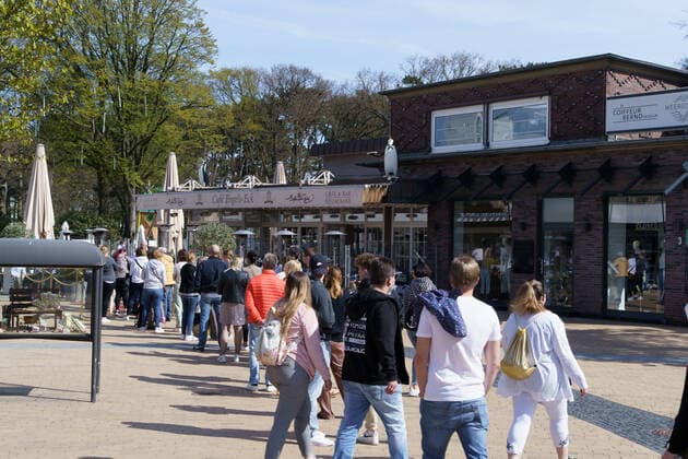 Viele Menschen warten auf Einlass in der bereits vollständig belegten Außengastronomie in Timmendorfer Strand CafÃ Engels-Eck - Der Tourismus in der Modellregion Lübecker Bucht, die sich aus der Stadt Neustadt in Holstein mit Pelzerhaken und Rettin, der Gemeinde Sierksdorf, der Gemeinde Scharbeutz mit Haffkrug sowie der Gemeinde Timmendorfer Strand mit Niendorf zusammensetzt hat mit dem Neustart am 08. Mai 2021 wieder begonnen;Viele Menschen warten auf Einlass in der bereits vollständig belegten Außengastronomie in Timmendorfer Strand CafÃ Engels-Eck - Der Tourismus in der Modellregion Lübecker Bucht, die sich aus der Stadt Neustadt in Holstein mit Pelzerhaken und Ret, Timmendorfer Strand Schleswig-Holstein Deutschland I