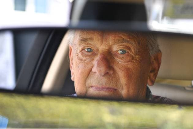 Themenbild:Ruestiger alter Autofahrer (92 Jahre alt), Ein fitter alter Mann bei bester Gesundheit faehrt immer noch taeglich mit seinem PKW. Blickt in den Rueckspiegel,in dem sein Gesicht zu erkennen ist. Model Released! *** Theme picture Ruestiger old driver 92 years old , A fit old man in good health still drives his car every day Looks in the rear view mirror, in which his face can be seen Model Released