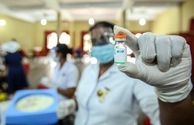 Sri Lanka: First dose of the Chinese-made Sinopharm COVID-19 vaccine A health worker shows the Chinese-made Sinopharm Covid-19 coronavirus vaccine in Sri Colombo on May 9, 2021. Colombo Sri Lanka Copyright: SamanxAbesiriwardana