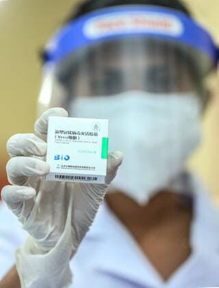 Sri Lanka: First dose of the Chinese-made Sinopharm COVID-19 vaccine A health worker shows the Chinese-made Sinopharm Covid-19 coronavirus vaccine in Sri Colombo on May 9, 2021. Colombo Sri Lanka Copyright: SamanxAbesiriwardana