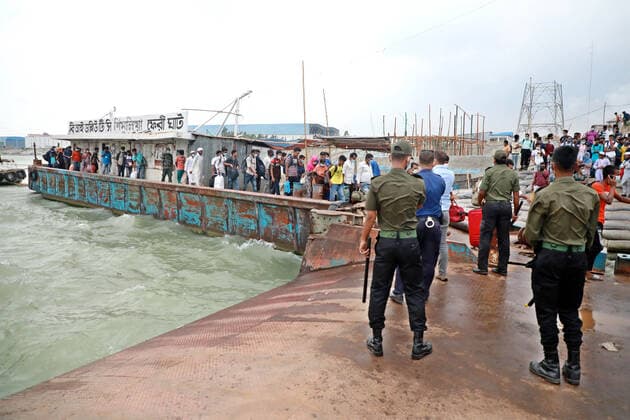 May 9, 2021, Dhaka, Dhaka, Bangladesh: May, 09, 2021 Migrant people wait for ferry at the bank of the Padma River as they leaving the capital city during the lockdown following the COVID-19 coronavirus outbreak in Munshigonj outskirts of Dhaka, Bangladesh Dhaka Bangladesh - ZUMAr338 20210509_zip_r338_003 Copyright: xHarun-Or-Rashidx