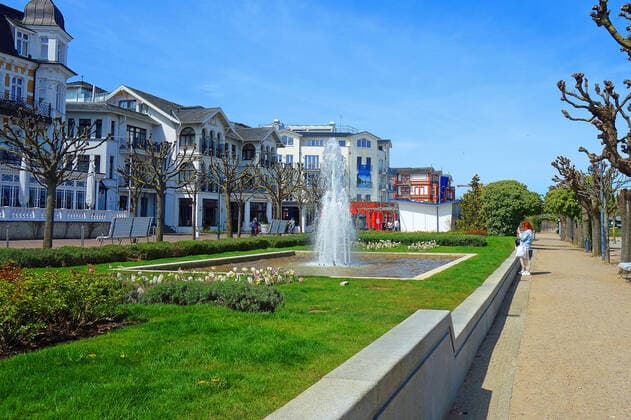 Erster Tag nach in kraft treten der Lockerung der Corona Bestimmung für Geimpfte. Die sommerlichen Temperaturen haben am Sonntag auf der Insel Usedom wie hier in Ahlbeck viele Einheimischen, Tagesgäste und Zweitwohnungsbesitzer genutzt, um Energie zu tanken. (Seebad Ahlbeck 09.05.2021) Lockdown