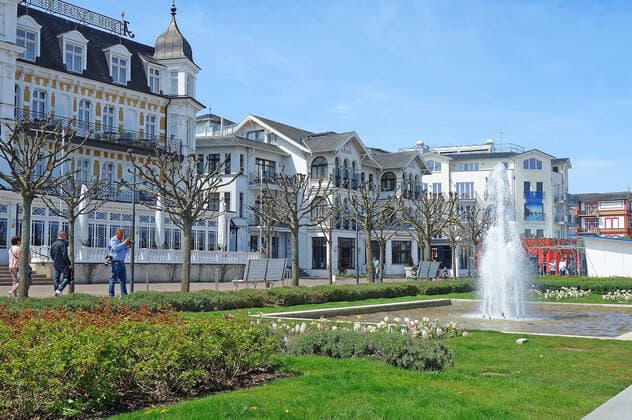 Erster Tag nach in kraft treten der Lockerung der Corona Bestimmung für Geimpfte. Die sommerlichen Temperaturen haben am Sonntag auf der Insel Usedom wie hier in Ahlbeck viele Einheimischen, Tagesgäste und Zweitwohnungsbesitzer genutzt, um Energie zu tanken. (Seebad Ahlbeck 09.05.2021) Lockdown
