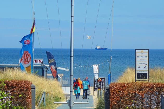 News Bilder des Tages Erster Tag nach in kraft treten der Lockerung der Corona Bestimmung für Geimpfte. Die sommerlichen Temperaturen haben am Sonntag auf der Insel Usedom wie hier in Ahlbeck viele Einheimischen, Tagesgäste und Zweitwohnungsbesitzer genutzt, um Energie zu tanken. (Seebad Ahlbeck 09.05.2021) Lockdown