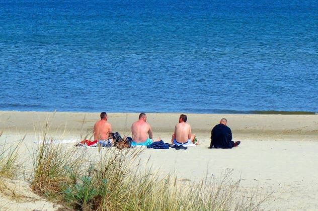 Die vier Jungs üben schon für den Männertag. Erster Tag nach in kraft treten der Lockerung der Corona Bestimmung für Geimpfte. Die sommerlichen Temperaturen haben am Sonntag auf der Insel Usedom wie hier in Bansin viele Einheimischen, Tagesgäste und Zweitwohnungsbesitzer genutzt, um Energie zu tanken. (Seebad Bansin 09.05.2021) Lockdown