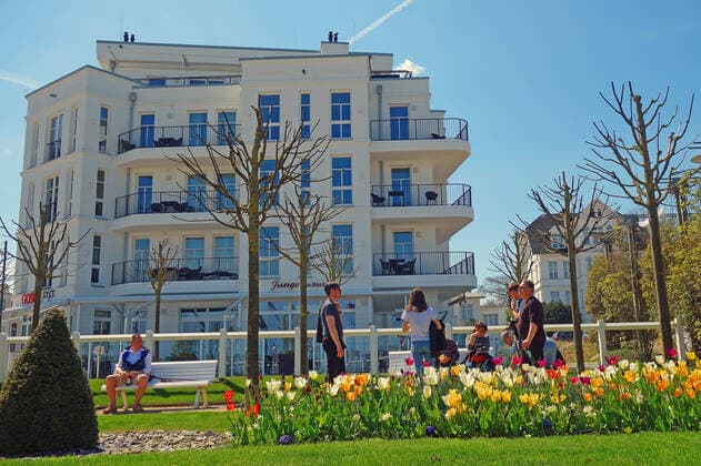 Erster Tag nach in kraft treten der Lockerung der Corona Bestimmung für Geimpfte. Die sommerlichen Temperaturen haben am Sonntag auf der Insel Usedom wie hier in Bansin viele Einheimischen, Tagesgäste und Zweitwohnungsbesitzer genutzt, um Energie zu tanken. (Seebad Bansin 09.05.2021) Lockdown