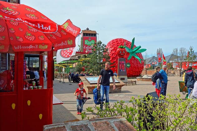 Erster Tag nach in kraft treten der Lockerung der Corona Bestimmung für Geimpfte. Die sommerlichen Temperaturen haben am Sonntag auf der Insel Usedom wie hier am Erdbeerhof in Koserow viele Einheimischen, Tagesgäste und Zweitwohnungsbesitzer genutzt. (Seebad Koserow 09.05.2021) Lockdown