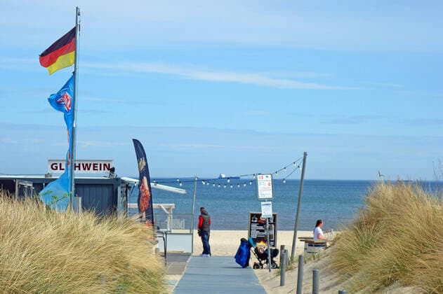 Erster Tag nach in kraft treten der Lockerung der Corona Bestimmung für Geimpfte. Die sommerlichen Temperaturen haben am Sonntag auf der Insel Usedom wie hier in Ahlbeck viele Einheimischen, Tagesgäste und Zweitwohnungsbesitzer genutzt, um Energie zu tanken. (Seebad Ahlbeck 09.05.2021) Lockdown