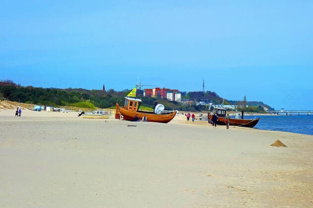 Erster Tag nach in kraft treten der Lockerung der Corona Bestimmung für Geimpfte. Die sommerlichen Temperaturen haben am Sonntag auf der Insel Usedom wie hier in Ahlbeck viele Einheimischen, Tagesgäste und Zweitwohnungsbesitzer genutzt, um Energie zu tanken. (Seebad Ahlbeck 09.05.2021) Lockdown