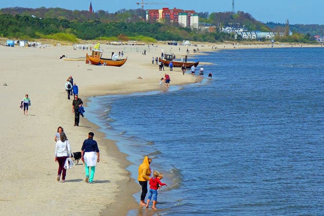 Erster Tag nach in kraft treten der Lockerung der Corona Bestimmung für Geimpfte. Die sommerlichen Temperaturen haben am Sonntag auf der Insel Usedom wie hier in Ahlbeck viele Einheimischen, Tagesgäste und Zweitwohnungsbesitzer genutzt, um Energie zu tanken. (Seebad Ahlbeck 09.05.2021) Lockdown