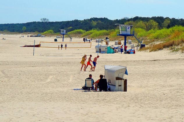 Erster Tag nach in kraft treten der Lockerung der Corona Bestimmung für Geimpfte. Die sommerlichen Temperaturen haben am Sonntag auf der Insel Usedom wie hier in Ahlbeck viele Einheimischen, Tagesgäste und Zweitwohnungsbesitzer genutzt, um Energie zu tanken. (Seebad Ahlbeck 09.05.2021) Lockdown