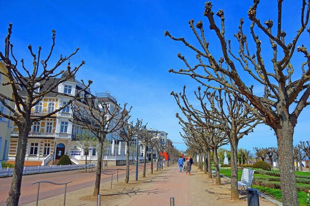 Erster Tag nach in kraft treten der Lockerung der Corona Bestimmung für Geimpfte. Die sommerlichen Temperaturen haben am Sonntag auf der Insel Usedom wie hier in Ahlbeck viele Einheimischen, Tagesgäste und Zweitwohnungsbesitzer genutzt, um Energie zu tanken. (Seebad Ahlbeck 09.05.2021) Lockdown
