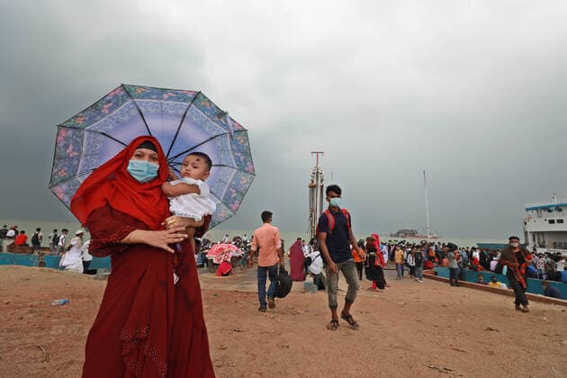News Bilder des Tages May 9, 2021, Dhaka, Dhaka, Bangladesh: May, 09, 2021 Migrant people wait for ferry at the bank of the Padma River as they leaving the capital city during the lockdown following the COVID-19 coronavirus outbreak in Munshigonj outskirts of Dhaka, Bangladesh Dhaka Bangladesh - ZUMAr338 20210509_zip_r338_012 Copyright: xHarun-Or-Rashidx