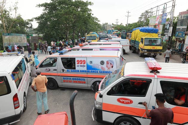 May 9, 2021, Dhaka, Dhaka, Bangladesh: May, 09, 2021 Large number of Ambulance wait for ferry as they leaving the capital city during the lockdown following the COVID-19 coronavirus outbreak in Munshigonj outskirts of Dhaka, Bangladesh Dhaka Bangladesh - ZUMAr338 20210509_zip_r338_028 Copyright: xHarun-Or-Rashidx