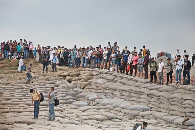 May 9, 2021, Dhaka, Dhaka, Bangladesh: May, 09, 2021 Migrant people wait for ferry at the bank of the Padma River as they leaving the capital city during the lockdown following the COVID-19 coronavirus outbreak in Munshigonj outskirts of Dhaka, Bangladesh Dhaka Bangladesh - ZUMAr338 20210509_zip_r338_038 Copyright: xHarun-Or-Rashidx