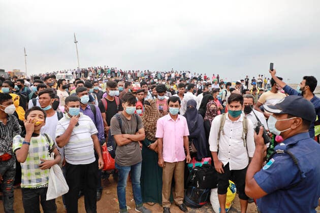 May 9, 2021, Dhaka, Dhaka, Bangladesh: May, 09, 2021 Migrant people wait for ferry at the bank of the Padma River as they leaving the capital city during the lockdown following the COVID-19 coronavirus outbreak in Munshigonj outskirts of Dhaka, Bangladesh Dhaka Bangladesh - ZUMAr338 20210509_zip_r338_039 Copyright: xHarun-Or-Rashidx