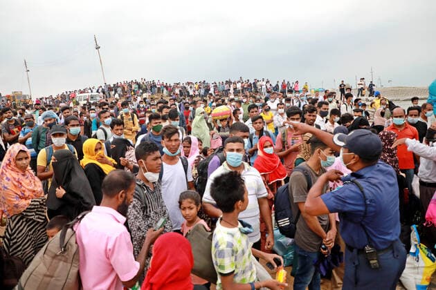 May 9, 2021, Dhaka, Dhaka, Bangladesh: May, 09, 2021 Migrant people wait for ferry at the bank of the Padma River as they leaving the capital city during the lockdown following the COVID-19 coronavirus outbreak in Munshigonj outskirts of Dhaka, Bangladesh Dhaka Bangladesh - ZUMAr338 20210509_zip_r338_041 Copyright: xHarun-Or-Rashidx