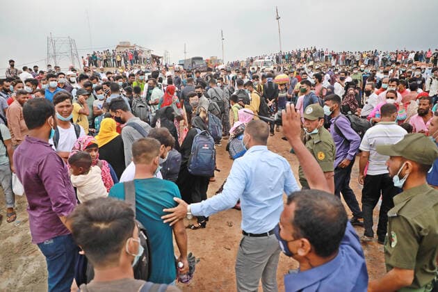 May 9, 2021, Dhaka, Dhaka, Bangladesh: May, 09, 2021 Migrant people wait for ferry at the bank of the Padma River as they leaving the capital city during the lockdown following the COVID-19 coronavirus outbreak in Munshigonj outskirts of Dhaka, Bangladesh Dhaka Bangladesh - ZUMAr338 20210509_zip_r338_044 Copyright: xHarun-Or-Rashidx