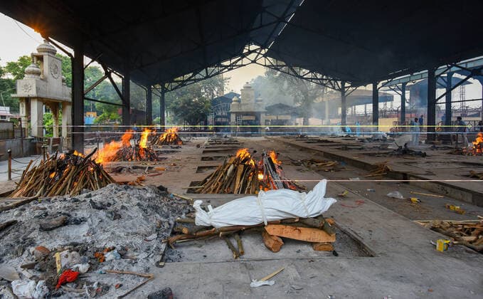 NEW DELHI, INDIA - MAY 9: The body of a Covid-19 victim laid for cremation, at Nigambodh Ghat crematorium, on May 9, 2021 in New Delhi, India. (Photo by Amal KS Hindustan Times ) Daily Life Amid Coronavirus Pandemic In India