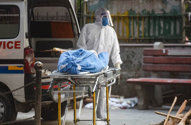 NEW DELHI, INDIA - MAY 9: The body of a Covid-19 victim brought in for cremation, at Nigambodh Ghat crematorium, on May 9, 2021 in New Delhi, India. (Photo by Amal KS Hindustan Times ) Daily Life Amid Coronavirus Pandemic In India