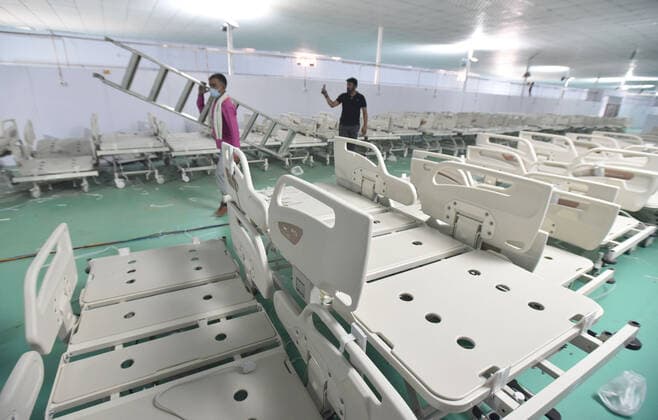 NEW DELHI, INDIA - MAY 9: Workers construct a temporary Covid care centre at Ramlila Maidan in front of LNJP hospital, keeping in the view the surging Covid cases, the Delhi government has decided to set up 500 ICU beds at historic Ramlila Maidan to treat Covid patients, on May 9, 2021 in New Delhi, India. (Photo by Sonu Mehta Hindustan Times ) Daily Life Amid Coronavirus Pandemic In India