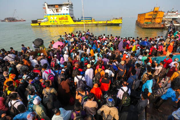 Homebound People Gather On A Ferry Without Maintaining The COVID Health Safety In Bangladesh Crowds of people waits for a ferry as they want to travel back home ahead of the Muslim festival Eid al-Fitr at Shimulia ferry ghat in Munshiganj on May 9, 2021. A large number of people living in the south part of Bangladesh travel by ferry without maintaining the COVID health safety this year. Dhaka Bangladesh salahuddinahmed-homeboun210509_npwBZ  Copyright: xAhmedxSalahuddinx