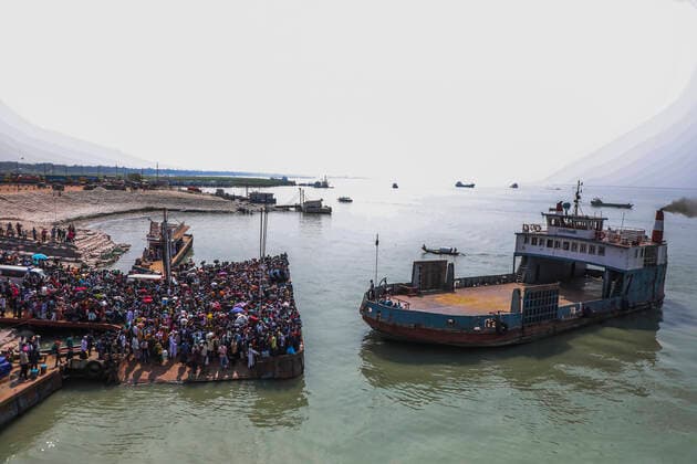 Homebound People Gather On A Ferry Without Maintaining The COVID Health Safety In Bangladesh Crowds of people waits for a ferry as they want to travel back home ahead of the Muslim festival Eid al-Fitr at Shimulia ferry ghat in Munshiganj on May 9, 2021. A large number of people living in the south part of Bangladesh travel by ferry without maintaining the COVID health safety this year. Dhaka Bangladesh salahuddinahmed-homeboun210509_npBZo  Copyright: xAhmedxSalahuddinx