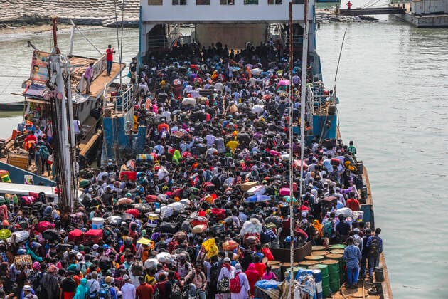 Homebound People Gather On A Ferry Without Maintaining The COVID Health Safety In Bangladesh Crowds of people gather on ferry as they travel back home ahead of the Muslim festival Eid al-Fitr at Shimulia ferry ghat in Munshiganj on May 9, 2021. A large number of people living in the south part of Bangladesh travel by ferry without maintaining the COVID health safety this year. Dhaka Bangladesh salahuddinahmed-homeboun210509_npwKZ  Copyright: xAhmedxSalahuddinx