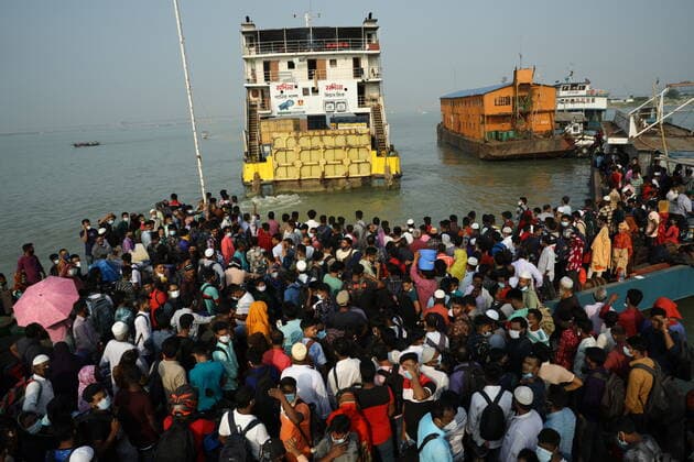 Eid-Ul-Fitr Amid Covid-19 Pandemic People wait to board a ferry to their hometowns to celebrate Eid al-Fitr festivities amid Covid-19 coronavirus pandemic in Munshiganj near Dhaka, Bangladesh on May 9, 2021. Kolkata India rahman-notitle210509_np0JJ  Copyright: xSyedxMahamudurxRahmanx