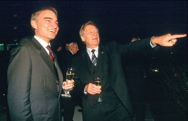 Asien-Pazifik-Forum 12.10.2000 Unternehmer Lars Windhorst + Reg. Bgm. Dr. Eberhard Diepgen (CDU) bei der Konferenz zum Asien-Pazifik-Forum im Kollhoff-Hochhaus, Potsdamer Strasse 1, Berlin - 12.10.2000 - Â *** Asia Pacific Forum 12 10 2000 Entrepreneur Lars Windhorst Reg Bgm Dr Eberhard Diepgen CDU at the conference on the Asia Pacific Forum in the Kollhoff Hochhaus, Potsdamer Strasse 1, Berlin 12 10 2000 Â XXX