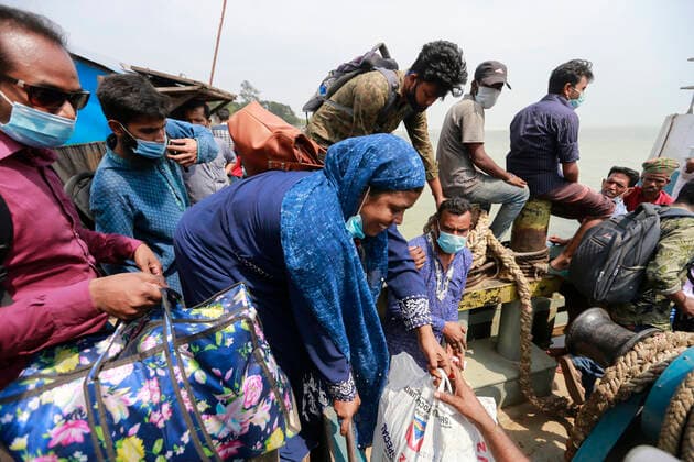 May 9, 2021, Manikganj, Bangladesh: Bangladeshi people try to get on board of an overcrowded ferry to go their village homes for the Eid al-Fitr festival in Paturiya, Manikganj, on the outskirts of Dhaka, Bangladesh, May 9, 2021. Mad rush of Eid-home-goers has now been prevailing from Bangladeshi cities and towns ahead of the Muslim Eid al-Fitr festival, despite the fact that the government asked all to stay at their present locations to limit the spread of the COVID-19. Manikganj Bangladesh - ZUMAd117 20210509_zap_d117_003 Copyright: xSuvraxKantixDasx