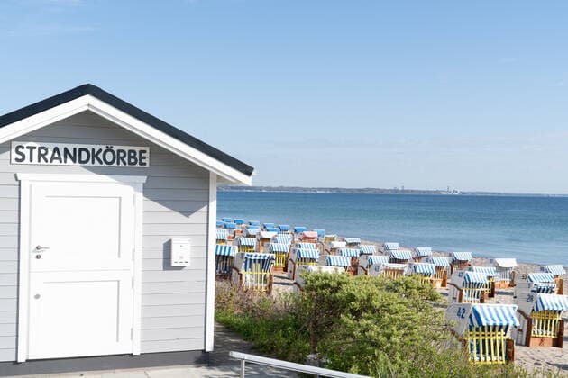Strand an der Lübecker Bucht in Scharbeutz - Vorbereitung auf Wiedereröffnung ab 08. Mai 2021 - Tourismus in der Modellregion Lübecker Bucht, die sich aus der Stadt Neustadt in Holstein mit Pelzerhaken und Rettin, der Gemeinde Sierksdorf, der Gemeinde Scharbeutz mit Haffkrug sowie der Gemeinde Timmendorfer Strand mit Niendorf zusammensetzt;Strand an der Lübecker Bucht in Scharbeutz - Vorbereitung auf Wiedereröffnung ab 08. Mai 2021 - Tourismus in der Modellregion Lübecker Bucht, die sich aus der Stadt Neustadt in Holstein mit Pelzerhaken und Rettin, der Gemeinde Sierksdorf, der Gemeinde, Scharbeutz Schleswig-Holstein Deutschland Strand