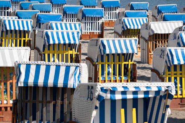 Strand an der Lübecker Bucht in Scharbeutz - Vorbereitung auf Wiedereröffnung ab 08. Mai 2021 - Tourismus in der Modellregion Lübecker Bucht, die sich aus der Stadt Neustadt in Holstein mit Pelzerhaken und Rettin, der Gemeinde Sierksdorf, der Gemeinde Scharbeutz mit Haffkrug sowie der Gemeinde Timmendorfer Strand mit Niendorf zusammensetzt;Strand an der Lübecker Bucht in Scharbeutz - Vorbereitung auf Wiedereröffnung ab 08. Mai 2021 - Tourismus in der Modellregion Lübecker Bucht, die sich aus der Stadt Neustadt in Holstein mit Pelzerhaken und Rettin, der Gemeinde Sierksdorf, der Gemeinde, Scharbeutz Schleswig-Holstein Deutschland Strand