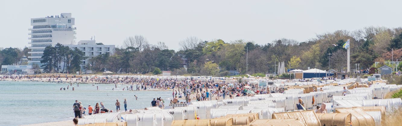 Strand an der Lübecker Bucht in Timmendorfer Straße - Vorbereitung auf Wiedereröffnung ab 08. Mai 2021 - Tourismus in der Modellregion Lübecker Bucht, die sich aus der Stadt Neustadt in Holstein mit Pelzerhaken und Rettin, der Gemeinde Sierksdorf, der Gemeinde Scharbeutz mit Haffkrug sowie der Gemeinde Timmendorfer Strand mit Niendorf zusammensetzt;Strand an der Lübecker Bucht in Timmendorfer Straße - Vorbereitung auf Wiedereröffnung ab 08. Mai 2021 - Tourismus in der Modellregion Lübecker Bucht, die sich aus der Stadt Neustadt in Holstein mit Pelzerhaken und Rettin, der Gemeinde Sierksdorf, de, Timmendorfer Strand Schleswig-Holstein Deutschland Strand