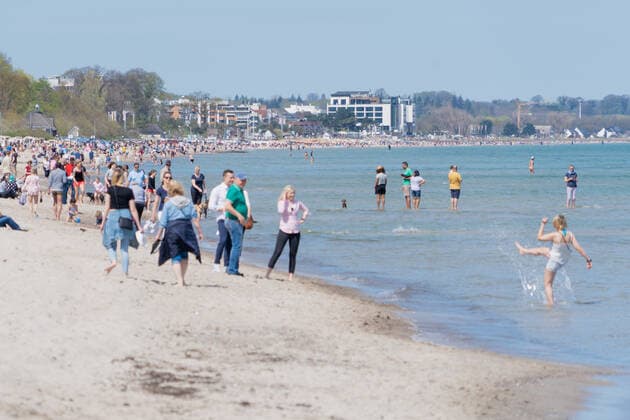 Strand an der Lübecker Bucht in Timmendorfer Straße - Vorbereitung auf Wiedereröffnung ab 08. Mai 2021 - Tourismus in der Modellregion Lübecker Bucht, die sich aus der Stadt Neustadt in Holstein mit Pelzerhaken und Rettin, der Gemeinde Sierksdorf, der Gemeinde Scharbeutz mit Haffkrug sowie der Gemeinde Timmendorfer Strand mit Niendorf zusammensetzt;Strand an der Lübecker Bucht in Timmendorfer Straße - Vorbereitung auf Wiedereröffnung ab 08. Mai 2021 - Tourismus in der Modellregion Lübecker Bucht, die sich aus der Stadt Neustadt in Holstein mit Pelzerhaken und Rettin, der Gemeinde Sierksdorf, de, Timmendorfer Strand Schleswig-Holstein Deutschland Strand