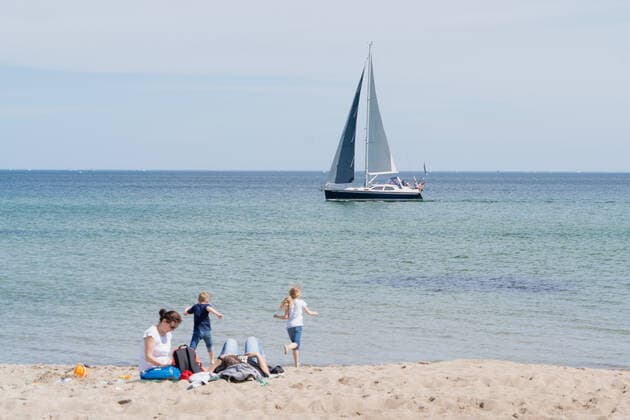 Strand an der Lübecker Bucht in Scharbeutz - Vorbereitung auf Wiedereröffnung ab 08. Mai 2021 - Tourismus in der Modellregion Lübecker Bucht, die sich aus der Stadt Neustadt in Holstein mit Pelzerhaken und Rettin, der Gemeinde Sierksdorf, der Gemeinde Scharbeutz mit Haffkrug sowie der Gemeinde Timmendorfer Strand mit Niendorf zusammensetzt;Strand an der Lübecker Bucht in Scharbeutz - Vorbereitung auf Wiedereröffnung ab 08. Mai 2021 - Tourismus in der Modellregion Lübecker Bucht, die sich aus der Stadt Neustadt in Holstein mit Pelzerhaken und Rettin, der Gemeinde Sierksdorf, der Gemeinde, Scharbeutz Schleswig-Holstein Deutschland Strand
